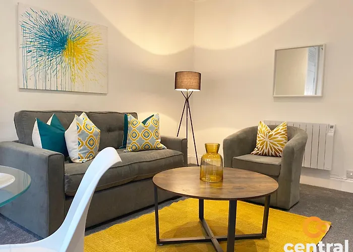 Central Serviced Apartments - Cosy 1 Bedroom - Modern - Close To Transport Links - Quiet Neighbourhood - Fast Wifi - Fully Equipped - Smart Tvs In All Rooms - Monthly Stays Welcome - Free Street Parking - Ideal Relocation To Dundee Accommodation