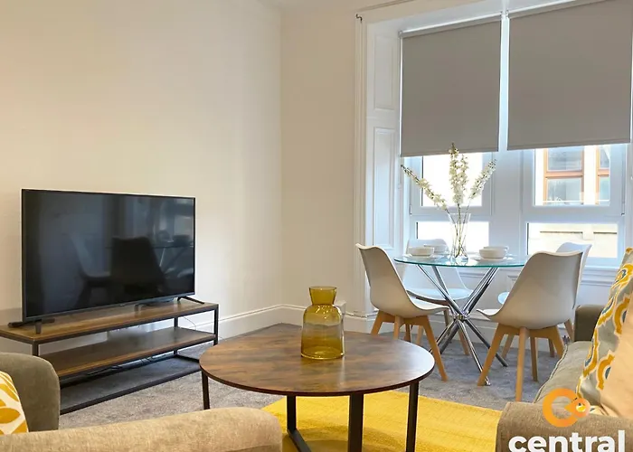 Central Serviced Apartments - Cosy 1 Bedroom - Modern - Close To Transport Links - Quiet Neighbourhood - Fast Wifi - Fully Equipped - Smart Tvs In All Rooms - Monthly Stays Welcome - Free Street Parking - Ideal Relocation To Dundee Accommodation